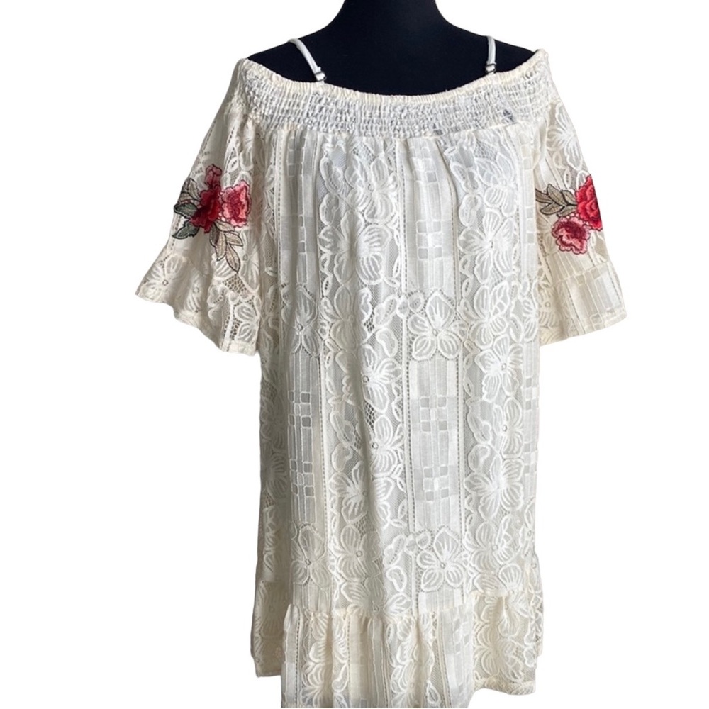 Beautiful lace embroidery with red rose accent Size L never worn.